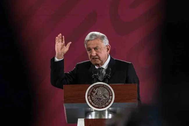 Llama López Obrador a no violar la ley cerrando casetas