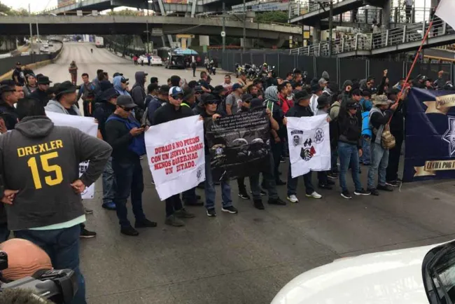 Bloquean policías federales inmediaciones del AICM