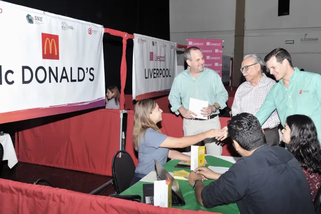 Realizan Feria del Empleo Joven