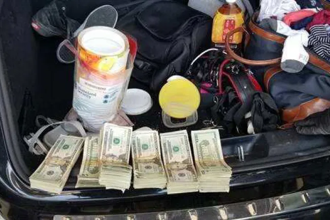 Incautan dinero y drogas duras