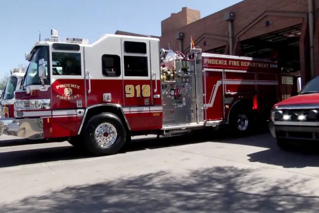 Disparan contra varios bomberos