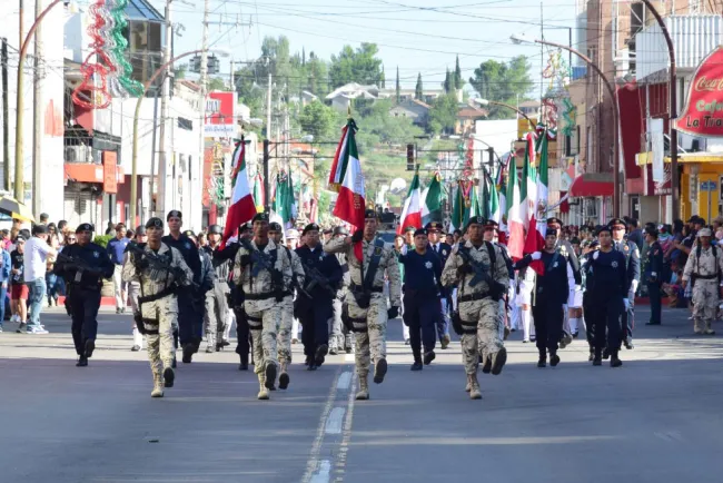 Vistoso desfile disfrutan las familias nogalenses