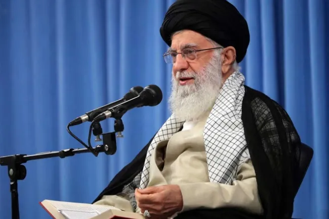 Líder supremo de Irán veta diálogo con EU