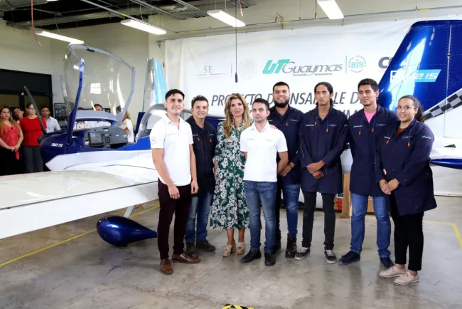 Reconoce Gobernadora a estudiantes de Guaymas