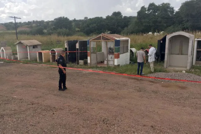 Dejan “encobijado” en carretera