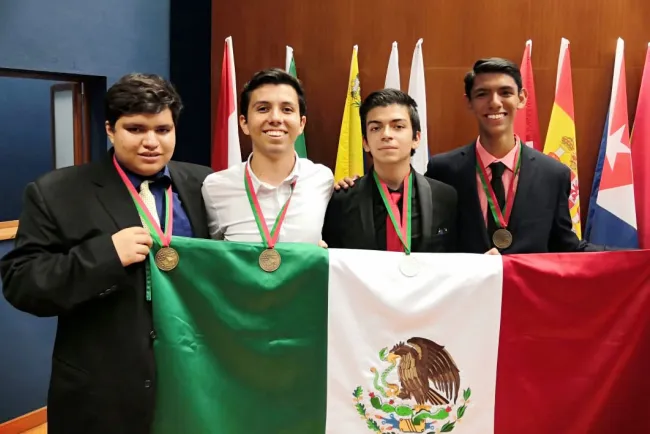 Gana Cobach bronce en Química