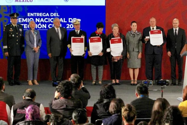 Entrega López Obrador el Premio Nacional de PC