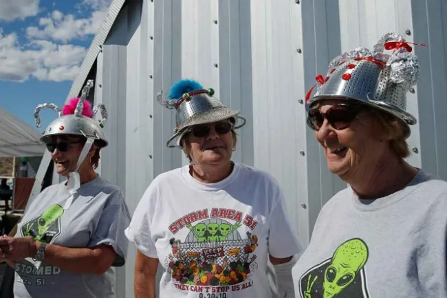 Asaltan Área 51 para cazar aliens