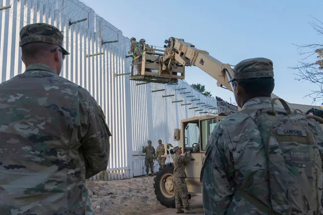 Acusan a Marines por tráfico de personas