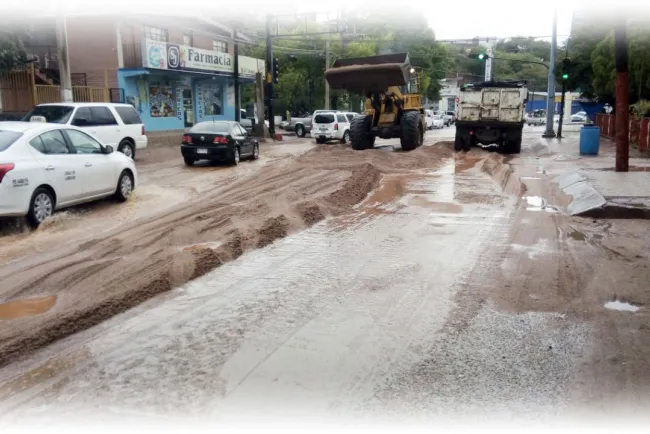 Rehabilitan calles afectadas por lluvias