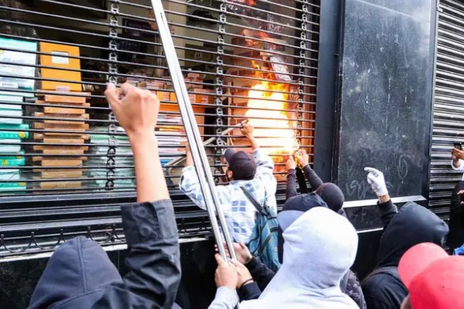 No son anarquistas: López Obrador sobre encapuchados violentos