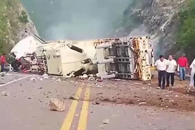 VIDEO: Vuelca tráiler con transformador de luz en Chiapas