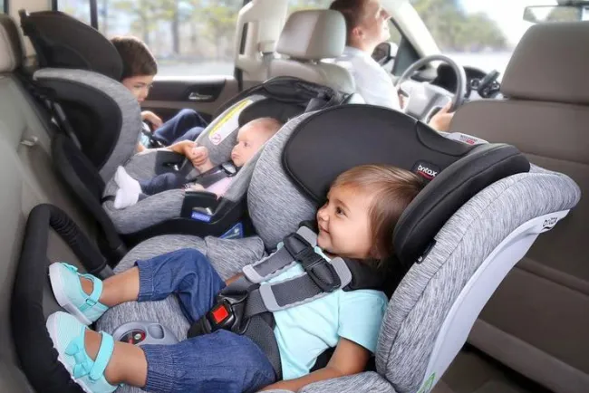 Entregan sillas de seguridad en vehículos