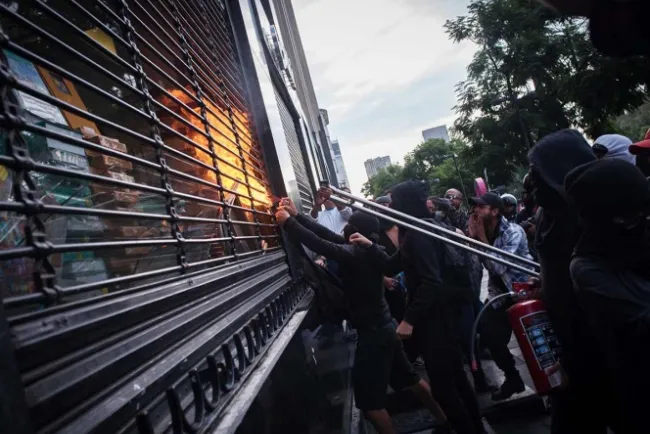 ‘Los voy a acusar con sus mamás’: López Obrador a encapuchados