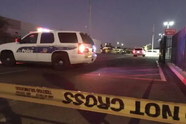 Muere niña olvidada en vehículo