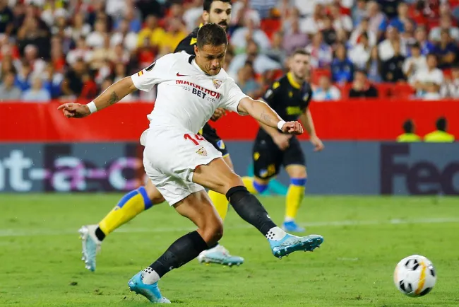 'Chicharito' confirma su romance con el gol en Europa League