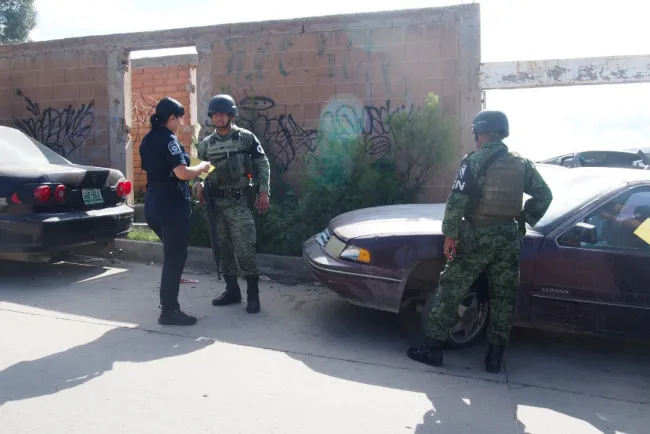 Retiran carros chatarra en colonia
