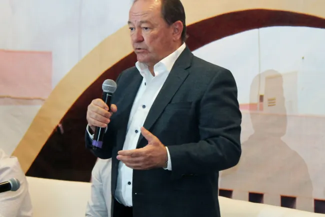 Recibe Alcalde a Senador Bours