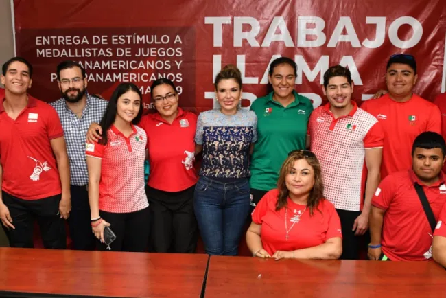Abandera Gobernadora Pavlovich a atletas de la Ola Roja 