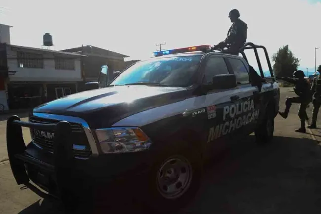 Comando acribilla a cuatro hombres en taller mecánico