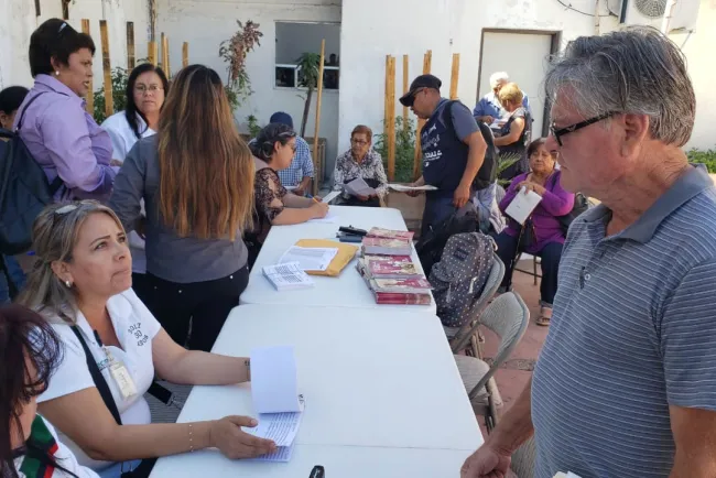 Entregan apoyos a Programa “65 y Más”