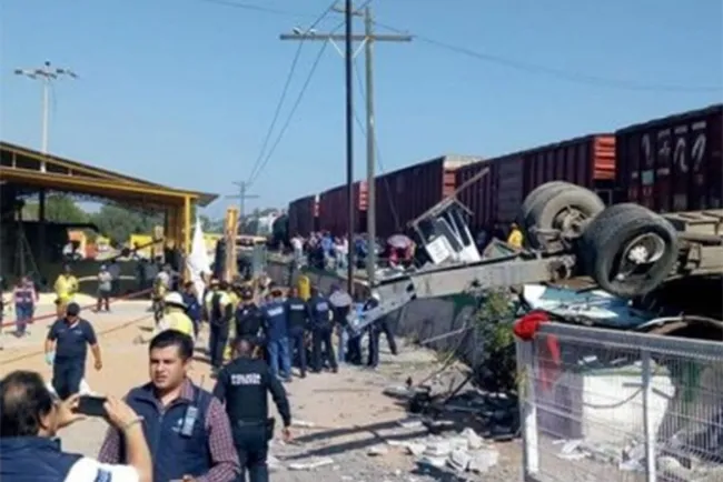 Terrible choque entre ferrocarril y autobús deja al menos 9 muertos