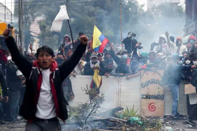 Policías y manifestantes se enfrentan en calles de Ecuador