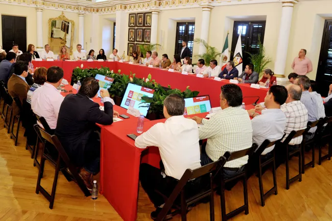 Hace Gobernadora equipo para atraer más recursos