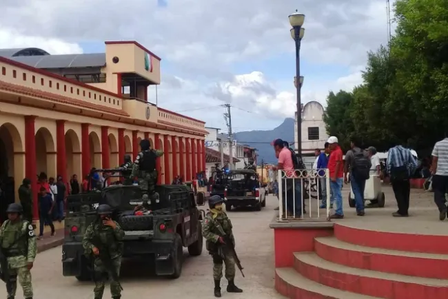 A machetazos, campesinos se llevan a síndico en Chiapas