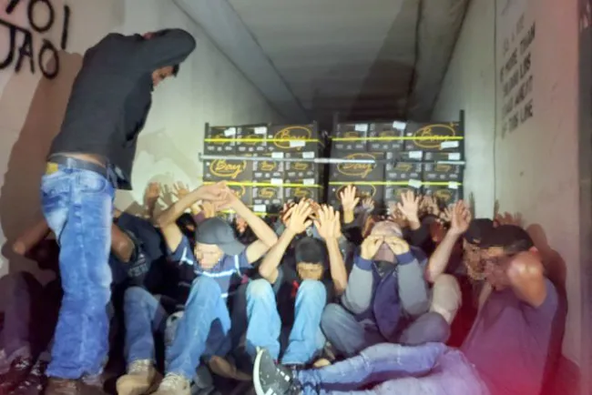 Llevaba trailero a 32 indocumentados