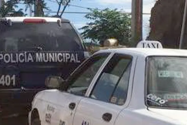 Le roban taxi mientras come