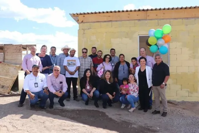 Recibe familia llaves de su nueva vivienda