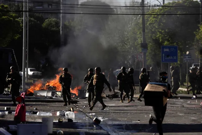 Van 15 muertos en Chile, que se prepara para más protestas