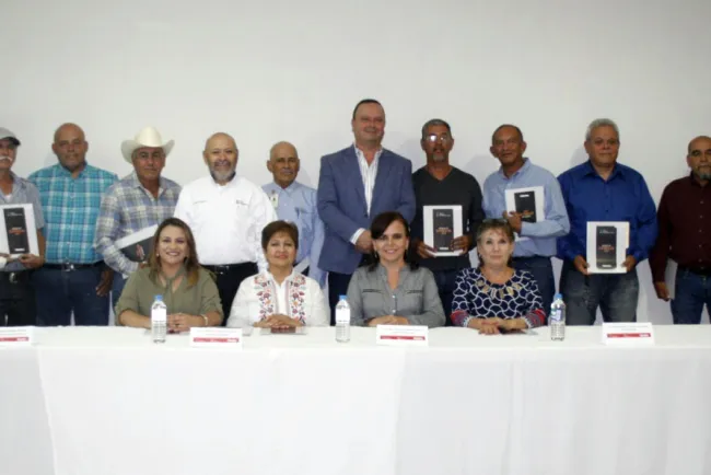 Entregan apoyos a maestros en Santa Ana