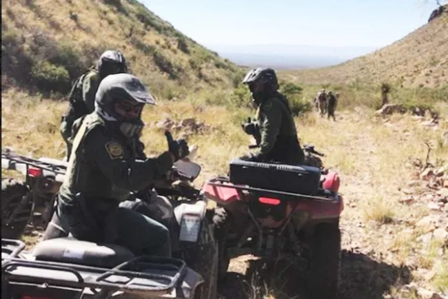 Migrantes se 'disfrazan' de militares para cruzar a EU