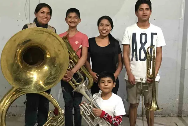 Como toda una diva, Yalitza Aparicio regresa a su tierra