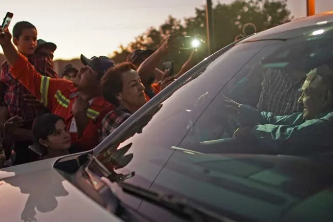 Pide López Obrador a pueblos indígenas no avergonzarse de su origen y cultura