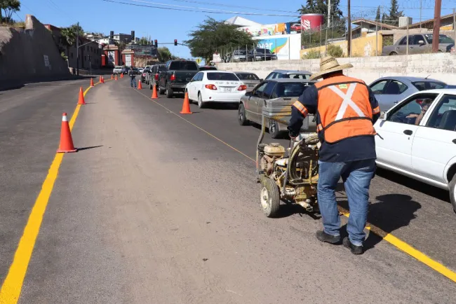 Pintan señalización del Periférico Colosio