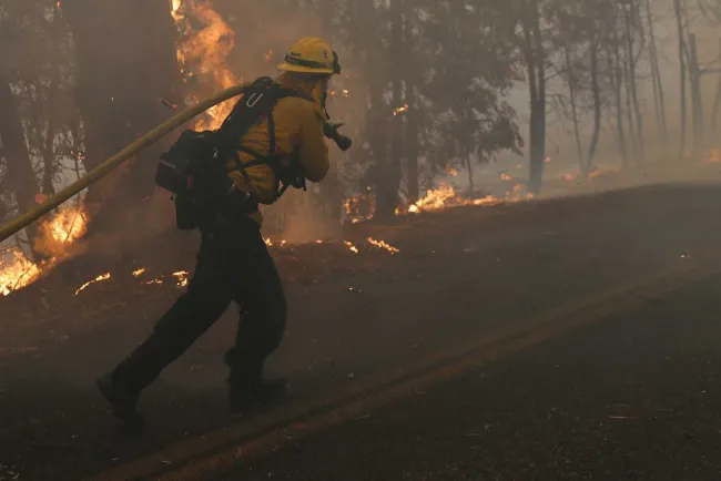 Así arde California sin control y con el clima en contra