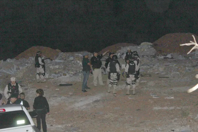 Balean casa desde auto en movimiento