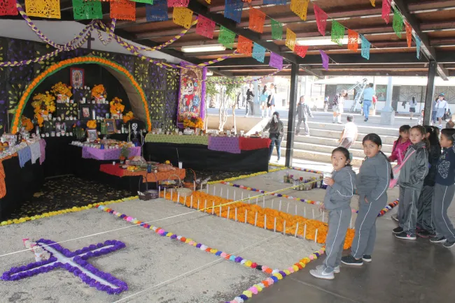 Realizan espectacular Altar de Muertos