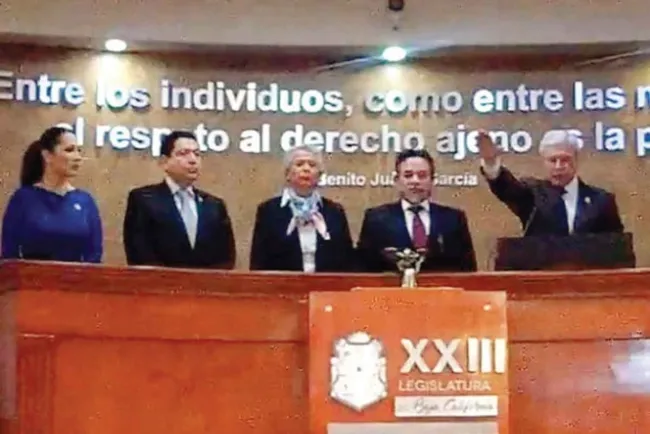 Bonilla respetará fallo de la Corte; rinde protesta como gobernador de BC