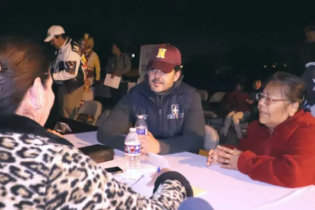 Atiende Alcalde a vecinos de Los Encinos