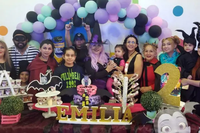 Festejan cumpleaños de Emilia Valles