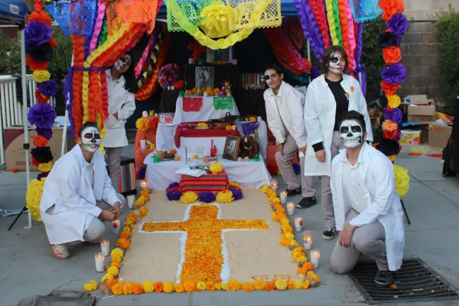Celebran “Leones” Día de Muertos