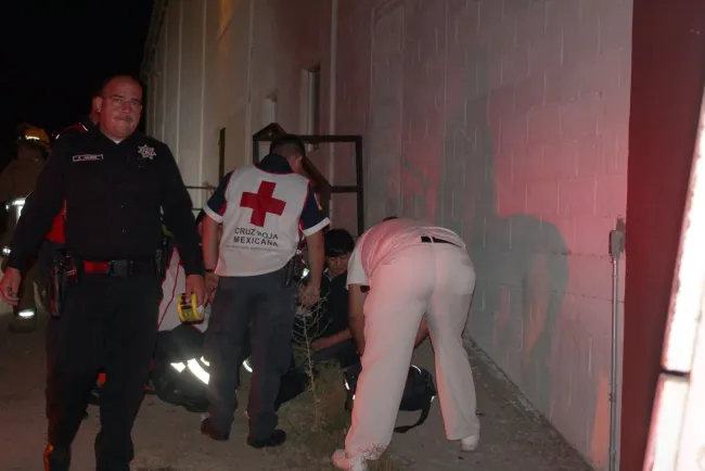 Lo arrojan de vehículo en movimiento