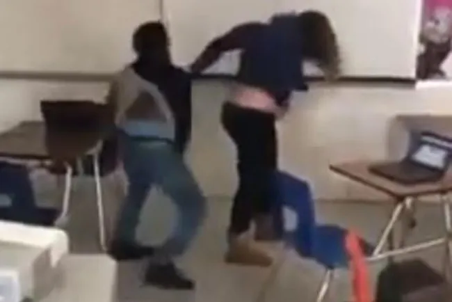 Captan brutal pelea entre maestra y alumno en salón de clases