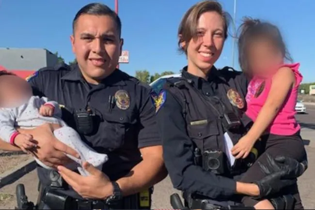 Roba vehículo con niños a bordo