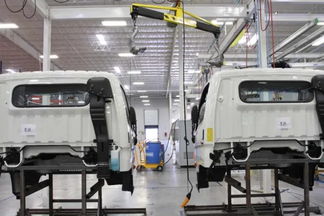 Van a la baja la producción y exportación de autos ligeros