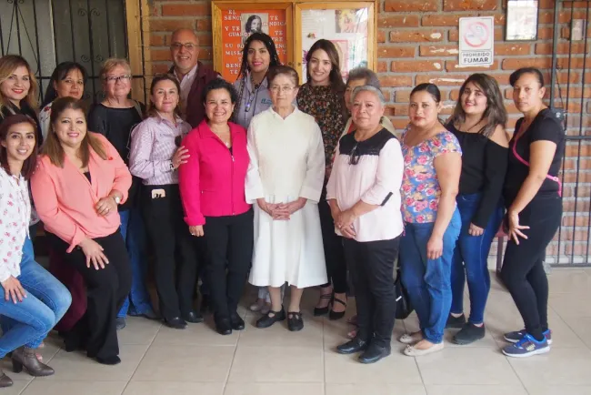 Entregan ropa en Asilo de Ancianos